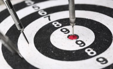 Dart oyunu kırmızı hedef ortasında hedefe doğru bir hit sopa