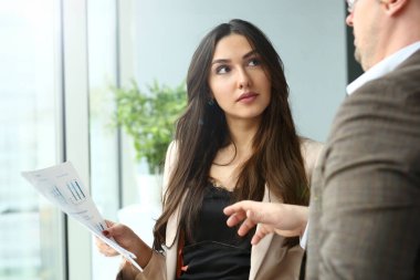 Bir grup insan kağıtları çözmek ve sorun portre tartışmak kollarında mali tutun. Taze görünüm durumu yeni açı bakmak profesyonel tren beyaz yakalı yatırım ve finans kavramı gözden geçirin.