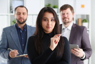 Genç başarılı businesslady ve ofis arkadaşları güzel iş kavramı içinde iki işadamı portresi