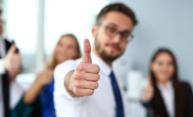 Erkek Kol Tamam göster veya ofis portre konferans sırasında onaylayın. Üst düzey ve kalitede ürün teklif iyi sembolü ifade mükemmel arabuluculuk çözüm mutlu istemci yaratıcı Danışmanı meslektaşım