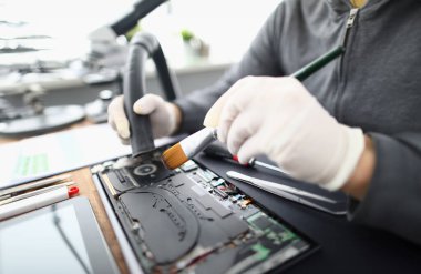 Beyaz koruyucu eldivenerkek kimyager dizüstü onarım hizmetinde elektrikli süpürge kullanın. Cihaz performansının teknik olarak önlenmesi ve aşırı ısınmaya karşı koruma kavramı