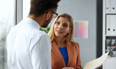 Office tartışma mali konuda modern iş adamları grup silah belgeleri portre içinde tutun. Başarı değerlendirme insan kaynakları veri analiz kişi