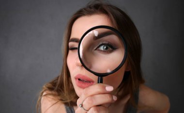 Genç güzel kadın portresi internet bilgi işvereni üzerinde acı dolu bir göz merceği araması gibi görünüyor. Tarayıcıda 404 numaralı açılır hata bulamıyor. Popüler sistem sorgulaması eşsiz seçim optimizasyonunu sorguluyor.