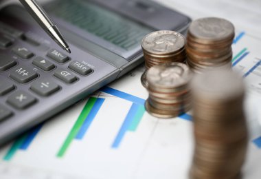 Gümüş Gri klavye hesaplayıcıyla nakit çeyrek ev ofis ortamında arsalar Resepsiyon yatıyor. Aile giderleri sosyal gelir nüfus serbest IRS durum büyüme araştırma kavramı hesaplanması