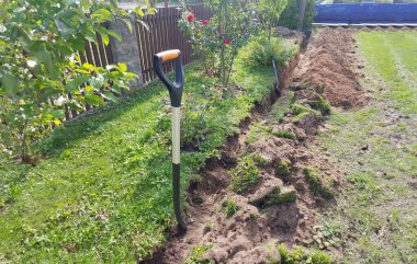 Kürek şahsi bir komploda öne çıkıyor. Hendek konseptinin elle kazılması