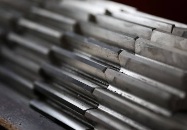 Tam makine ve steampunk kavramının bir parçası olarak karanlık arka plan üzerinde metal cogwheel Closeup