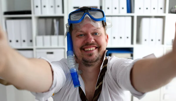 Homem Vestindo Terno Gravata Óculos Snorkel Fazer Selfie Com Celular — Fotografia de Stock