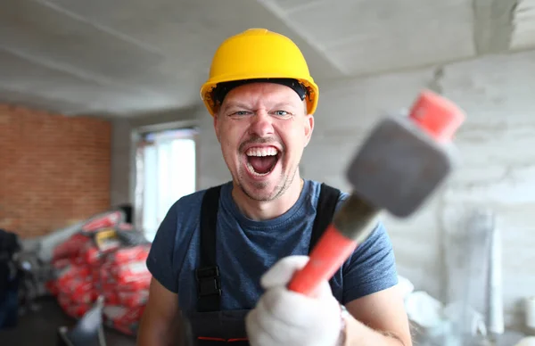 Retrato Homem Gritando Segurando Grande Ferramenta Construção Resistente Construtor Assustador — Fotografia de Stock