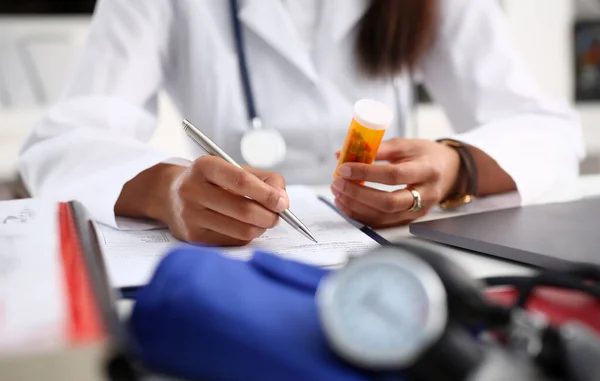 Femmina Medicina Nera Medico Mano Tenere Vaso Pillole Scrivere Prescrizione — Foto Stock