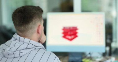 Odaklanmış erkek mimar, programdaki binaları bilgisayarda tasarlıyor. Profesyonel yavaş çekim ile 3D model kavramı ve proje geliştirme