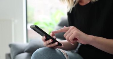 Sosyal medyadan arkadaşa akıllı telefondan mesaj yazan bir kadın. Kadın, en iyi arkadaşıyla yavaş çekimde mesajlaşmaktan hoşlanıyor