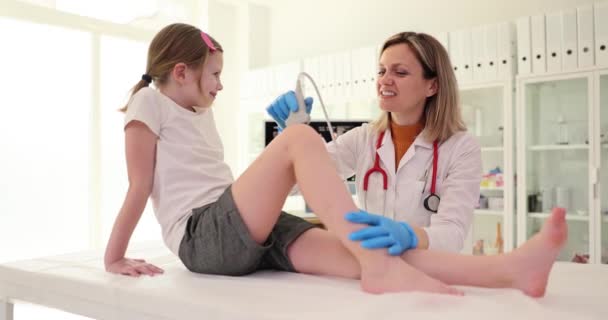 Lekarz Sprawdza Ból Kolana Małej Dziewczynki Przy Użyciu Ultradźwięków Kobieta — Wideo stockowe