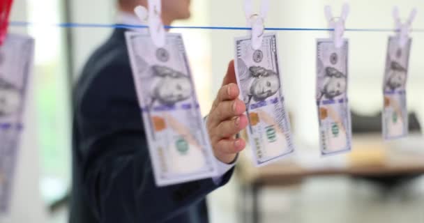 Uomo Affari Abito Formale Tocca Banconote Dollaro Fissate Con Spilli — Video Stock