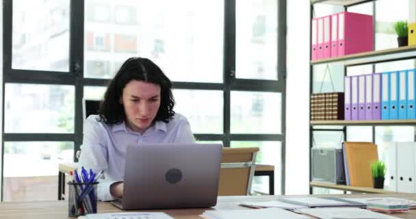 Женщина Работница Подходит Коллеге Брюнетке Закрывает Ноутбук Привлекая Внимание Менеджеры — стоковое видео