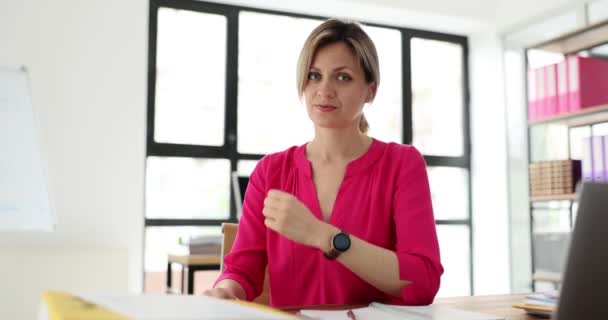不满意的女经理不时用食指指尖时钟暗示 办公室工作人员不满意和迟到的概念 — 图库视频影像