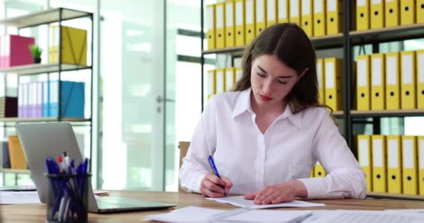 女工在公司的轻前提下在工作场所签署文件 以女经理为中心的工作流程和严肃的台面观念 — 图库视频影像