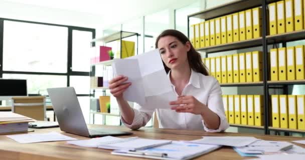 Mujer Examina Documentos Trabajo Con Expresión Frustrada Sentado Mesa Con — Vídeo de stock