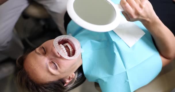 Kobieta Bada Własne Zęby Lustrem Leżącym Krześle Gabinecie Dentystycznym Koncepcja — Wideo stockowe