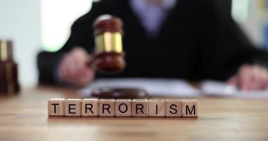 Tahta Latince harflerden oluşan kelime terörizmi. Avukatın tokmağı ses bloğuna vurmasına karşı. Siyasi amaçta şiddet kullanımı