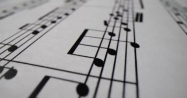 Konserde senfoni performansı için notalar içeren bir defter. Enstrüman için klasik kompozisyon notaları içeren kağıt sayfa