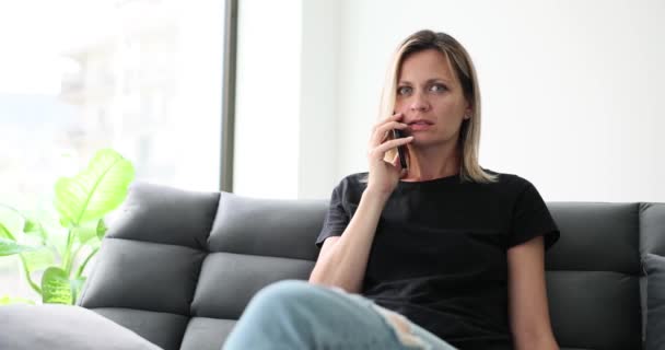 Mujer Sentada Habitación Oye Noticias Impactantes Hablando Teléfono Inteligente Con — Vídeos de Stock