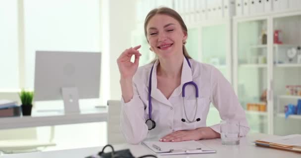 Ärztin Winkt Eintreffenden Patienten Der Klinik Facharzt Begrüßt Patient Bei — Stockvideo