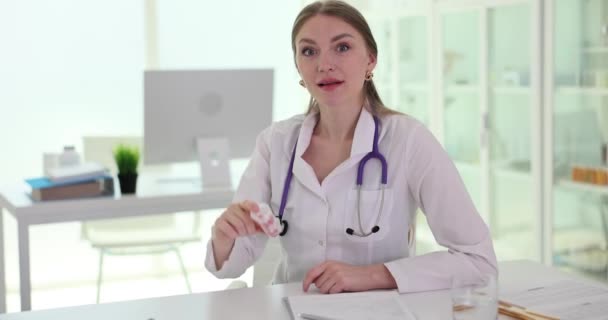 Ειδικός Γιατρός Που Δείχνει Πλαστικό Μπουκάλι Φάρμακο Για Προσωρινή Θεραπεία — Αρχείο Βίντεο