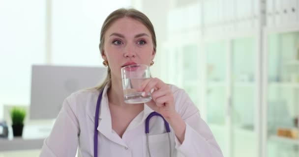 Specjalista Noszący Stetoskop Szyi Pije Szklankę Wody Gabinecie Pielęgniarka Nawadnia — Wideo stockowe
