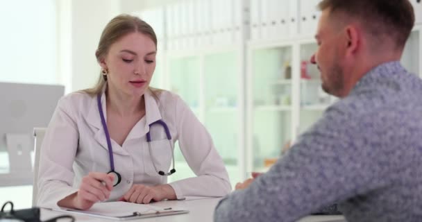 Paciente Sexo Masculino Ouvindo Médico Que Escreve Prescrição Sala Consulta — Vídeo de Stock