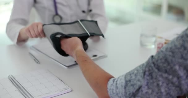Infirmière Praticienne Prend Pression Artérielle Patient Masculin Avec Sphygmomanomètre Commercial — Video