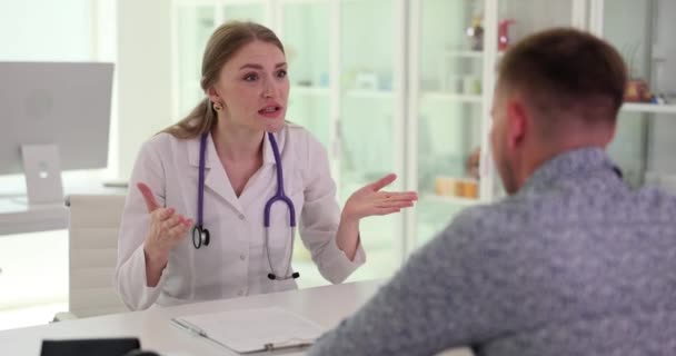 Arg Läkare Utvisar Manlig Patient Från Kontoret För Oanständigt Beteende — Stockvideo