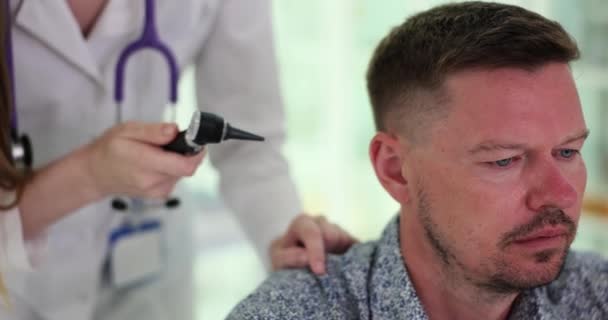 Läkare Sjuksköterska Tittar Hörselgången Med Speciella Otoskop Anordning För Innerörat — Stockvideo