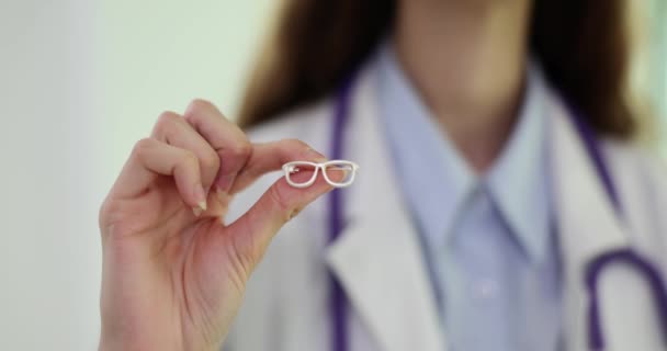 Οφθαλμίατρος Ιατρός Που Κατέχει Μικρή Καρφίτσα Γυαλιών Που Αντιπροσωπεύουν Δική — Αρχείο Βίντεο