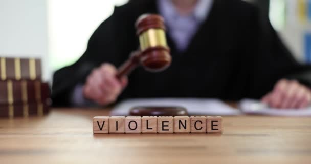 Palavra Violência Feita Cubos Madeira Encontra Contra Juiz Fêmea Batendo — Vídeo de Stock