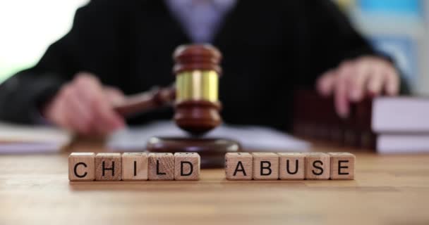 女性裁判官に対する木製の手紙のキューブで作られた子どもの虐待は サウンドブロックのタケルでノックします 親による子どもの虐待と無視の遅い動き — ストック動画
