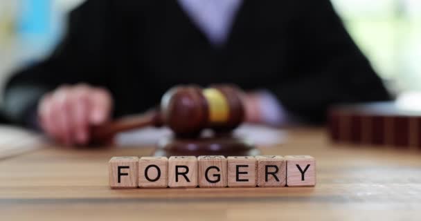 Word Forgery Fait Blocs Lettres Bois Sur Table Cour Juge — Video
