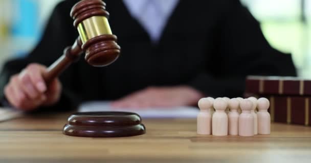 Sędzia Pukający Młotkiem Blok Dźwiękowy Wydaje Werdykt Sądzie Winni Współwinni — Wideo stockowe