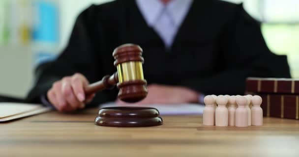 Sędzia Uderza Młotkiem Blok Dźwiękowy Sądzie Drewniane Pionki Jako Grupa — Wideo stockowe