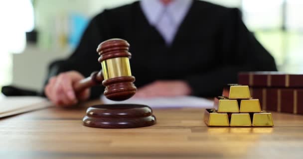 Γυναίκα Δικαστής Χτυπάει Ξύλινο Σφυρί Στο Τραπέζι Του Δικαστηρίου Στοίβα — Αρχείο Βίντεο