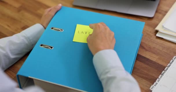Affärskvinna Sätter Klistermärke Med Ord Senare För Att Fortsätta Pappersarbetet — Stockvideo