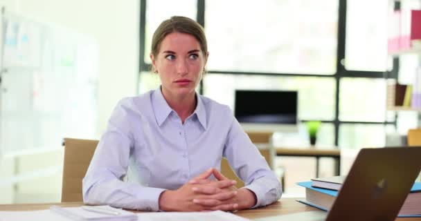 Moe Vrouwelijke Manager Dommelt Aan Houten Bureau Met Laptop Papierwerk — Stockvideo