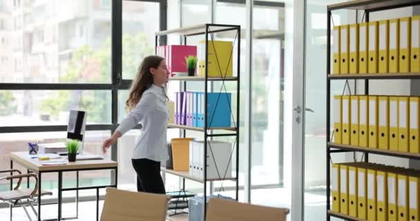 Леді Виконавчий Менеджер Танцює Приміщенні Офісу Компанії Бізнес Леді Насолоджується — стокове відео