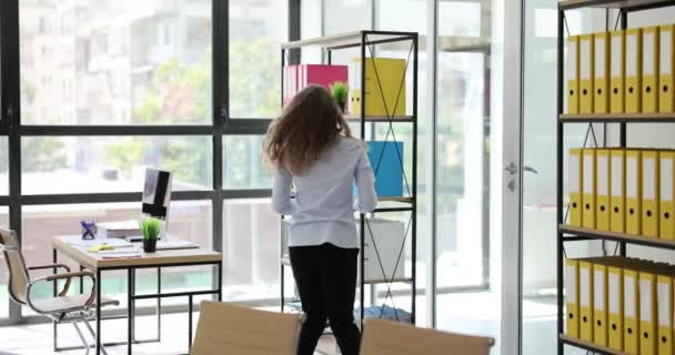 Şirketin Ofis Önermesinde Evrak Işleri Yapan Bir Kadını Bayan Yönetici — Stok video