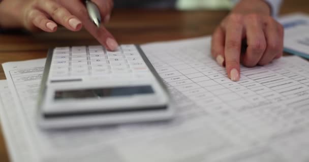 Жінка Бухгалтер Перевіряє Корпоративні Витрати Рахунками Калькулятором Столом Робочому Місці — стокове відео