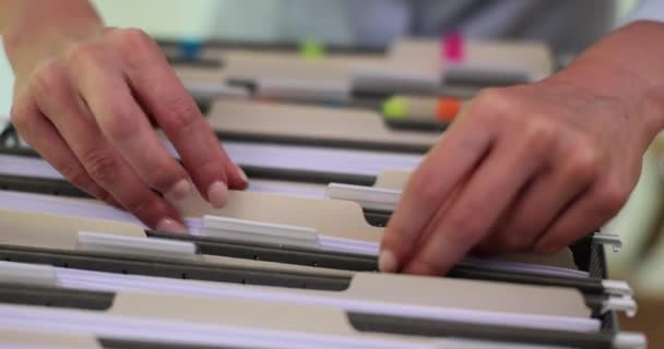 노동자는 아카이브에 파일과 마분지를 선반에 저장된 사무실 슬로우 모션에서 비즈니스 — 비디오