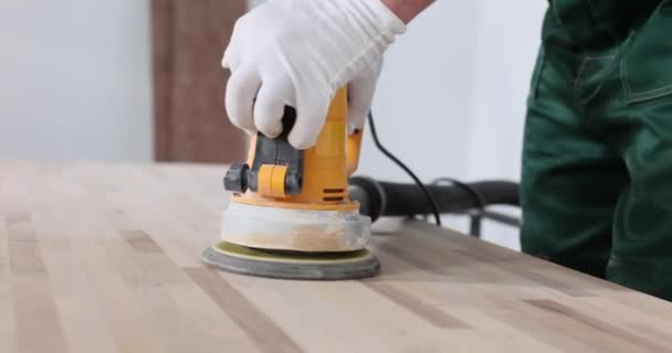 Männlicher Arbeiter Arbeitsuniform Poliert Holztisch Mit Schleifmaschine Professionelle Ausrüstung Zum — Stockvideo