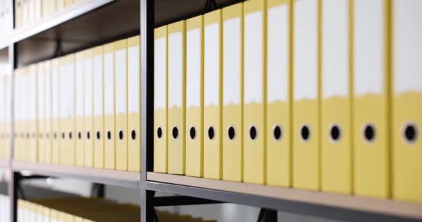 在灯塔办公室的架子上摆放着长长的黄色文件夹 带会计材料的工作慢动作文件环粘合剂的组织结构 — 图库视频影像