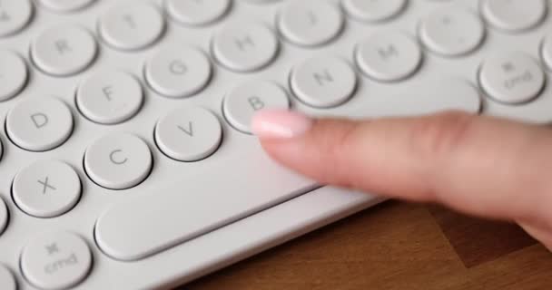 Degetul Feminin Presează Spațiul Luminos Tastatură Masa Lemn Dispozitiv Modern — Videoclip de stoc