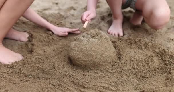 Crianças Descalças Constroem Estrutura Areia Batendo Pau Madeira Praia Conceito — Vídeo de Stock
