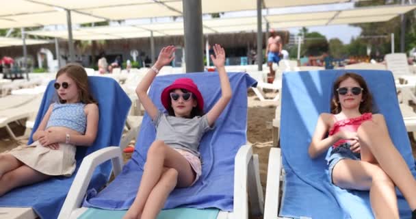 Güneş Gözlüklü Kızlar Güneş Altında Uzanan Kafaların Arkasına Atarlar Plajda — Stok video